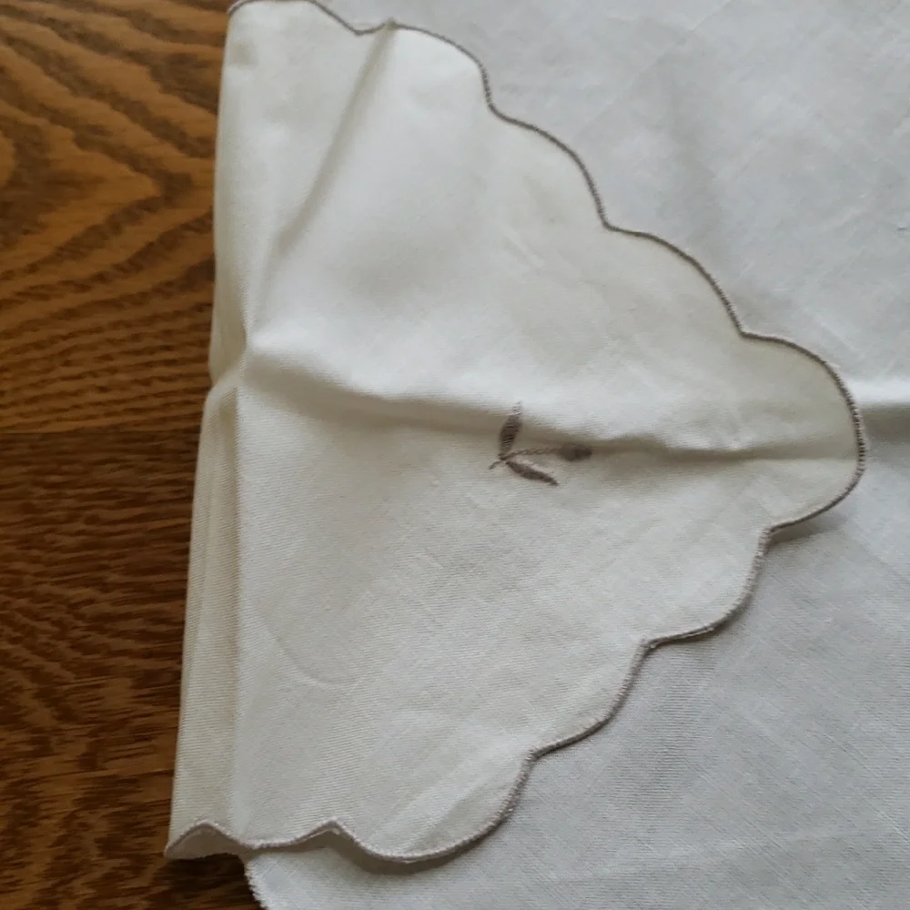 Vtg- Embroidered Cream Bread Basket Liner